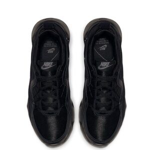 Nike RYZ 365 'Black womens Used but in very good condition.

One damaged lace.